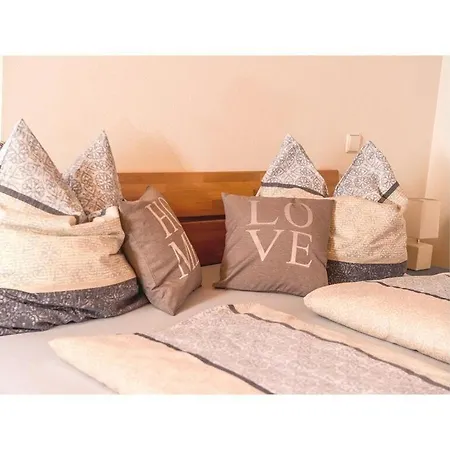 Appealing With Terrace Apartmán